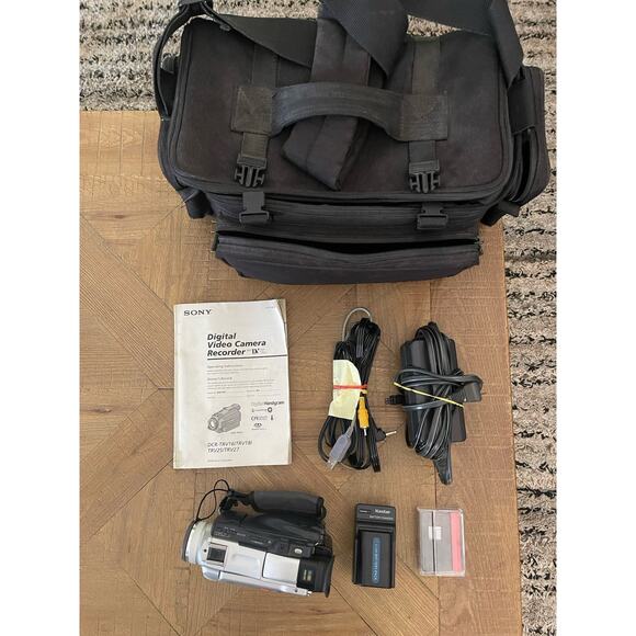 Sony DCR-TRV25 Mini DV Video Camcorder Handycam with Extras - Picture 1 of 8